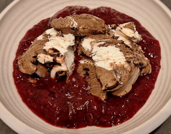 Rote Grütze mit Schoko-Eis