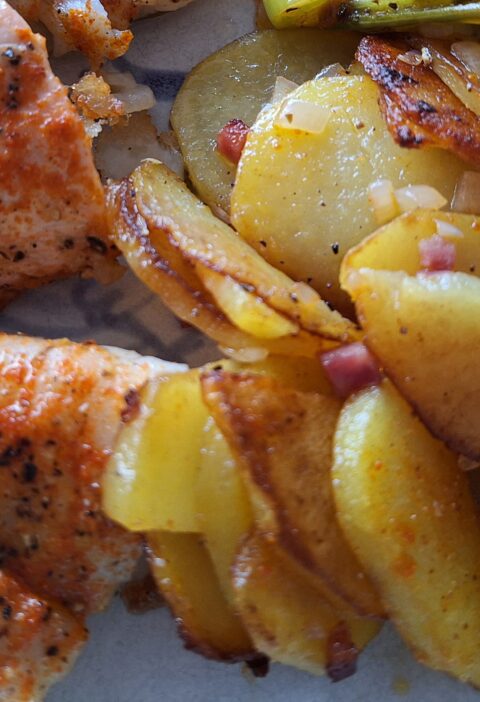 Knusprige Bratkartoffeln auf hellblauen Teller