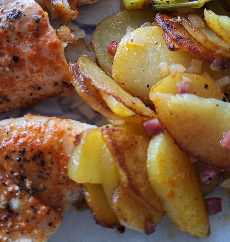 Knusprige Bratkartoffeln auf hellblauen Teller